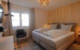 Schlafzimmer 1 mit Boxspring- Doppelbett