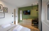 UplandLodge - Schlafzimmer 1 mit Smart-TV
