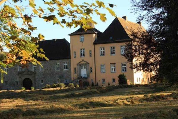 Schloss Amecke mit Golfclub am Sorpesee