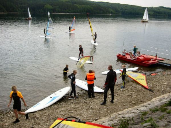 Surfschool aan de Sorpesee