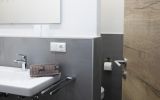 abgetrenntes WC im Duschbad