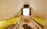 Schlafzimmer 2 mit TV und Schreibtisch