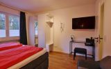 Upland Apartments/Fewo Zeitgeist - Schlafzimmer-1 mit TV und Kommode