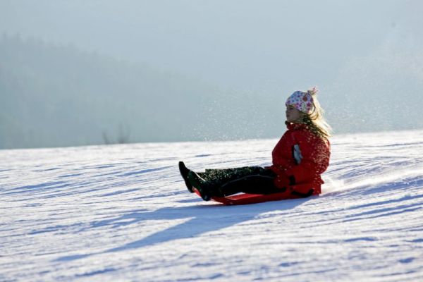 Kind auf Rodelwanne im Sauerland