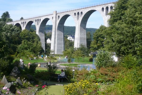 Freizeitwelt Willingen - AbenteuerGolf unterm Viadukt