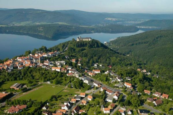 Waldeck-Stadt mit Schloss