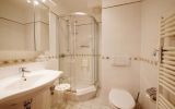 Fewo Skywalkblick**** - modernes Duschbad mit Duschsitz
