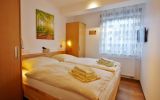Schlafzimmer 3 mit Doppelbett (180x200) und TV - Fewo Traumblick am Sonnenlift****