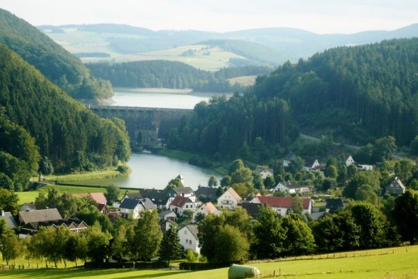 Aussicht auf Helmeringhausen und Diemelsee-Staumauer