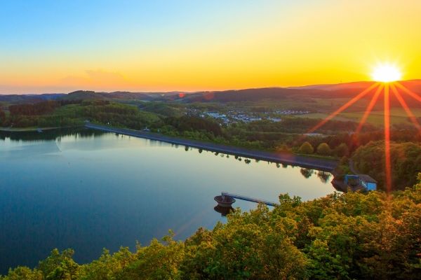 Biggesee Dam in de schemering