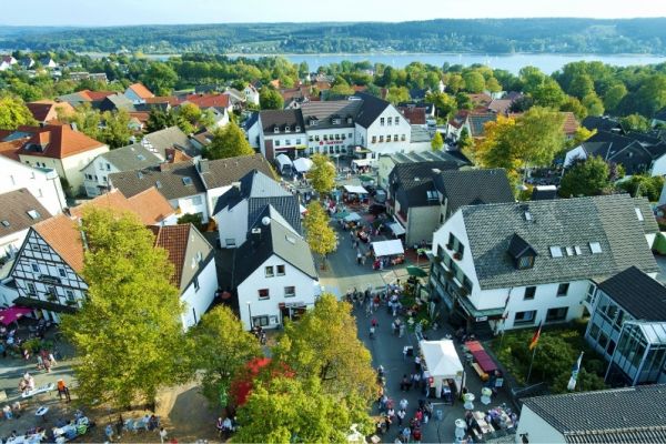 Luftbild auf Markt in Körbecke und Möhnesee