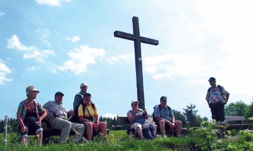 Wanderer am Gipfelkreuz