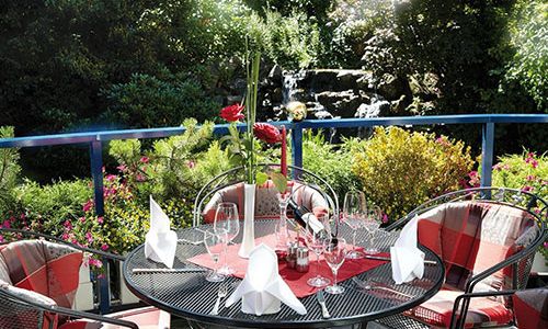 gedeckter Tisch auf Restaurant-Terrasse in Willingen