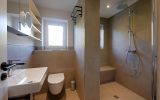 WanderLodge - Duschbad 2 mit Duschbank