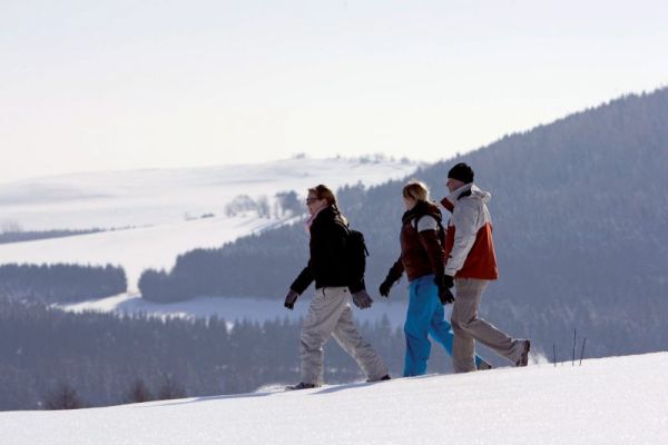Winterwanderer im Sauerland mit Panorama
