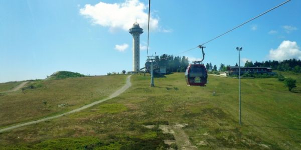 Ettelsberg Gipfel mit Bergstation Siggis Hütte und Hochheideturm