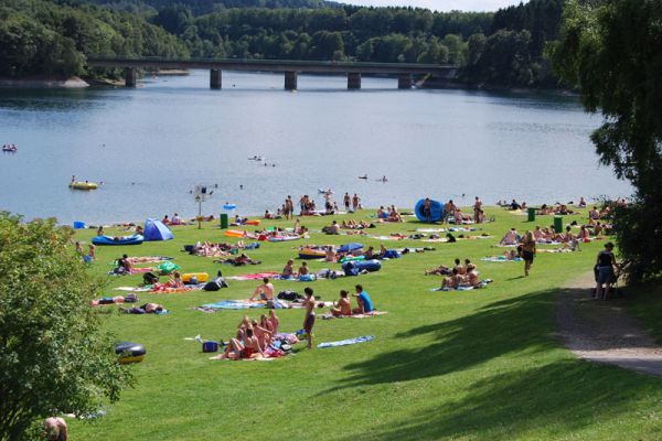 strandbaden Sondern aan het Biggesee