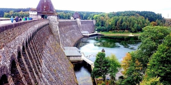 Dam met voorbekken aan de Möhnesee