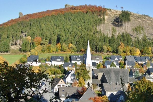 Olsberg - Europa-Golddorf Brauchhausen mit Steinen