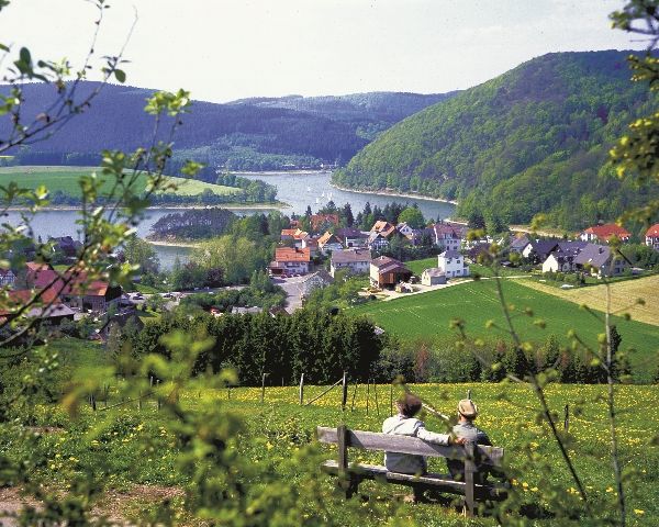Asblick auf Naturpark Diemelsee von Bank oberhalb Heringhausen