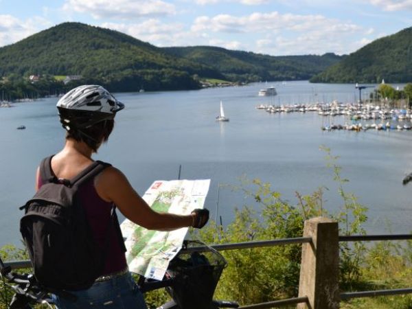 Radfahrer mit Tourenkarte am Edersee