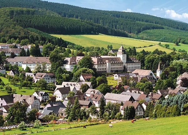Schmallenberg OT Graftschaft mit Klosteranlage und ferienhäusern