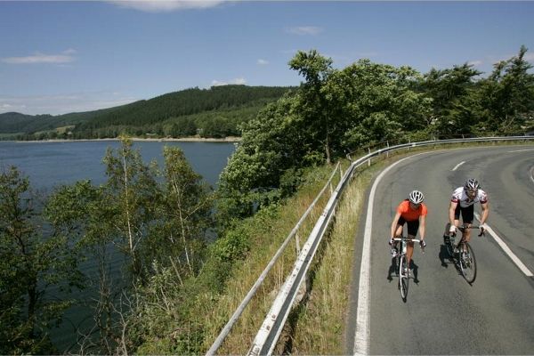 Wielrennen in het natuurpark Diemelsee