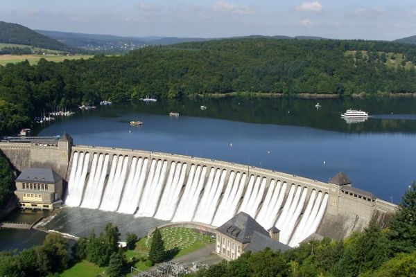 Edersee Staumauer mit Überlauf