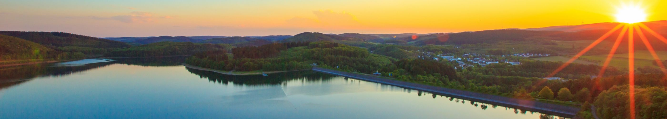 Zonsondergang op de Bigge Dam in het Sauerland