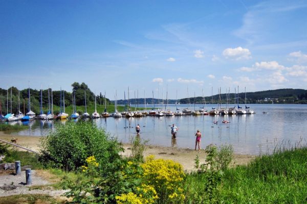 Badplaats aan de zuidoever van de Möhnesee