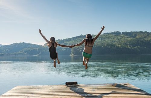 Mädchen beim Baden im Hennesee