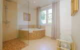 Dusche und Badewanne