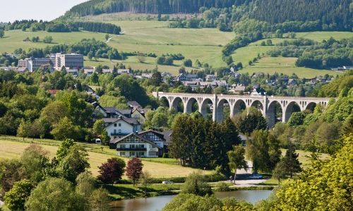 Willingen Stryckpark met meer en viaduct