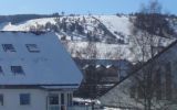 Fewo A**** - Wohnzimmeraussicht auf Skigebiet und Seilbahn