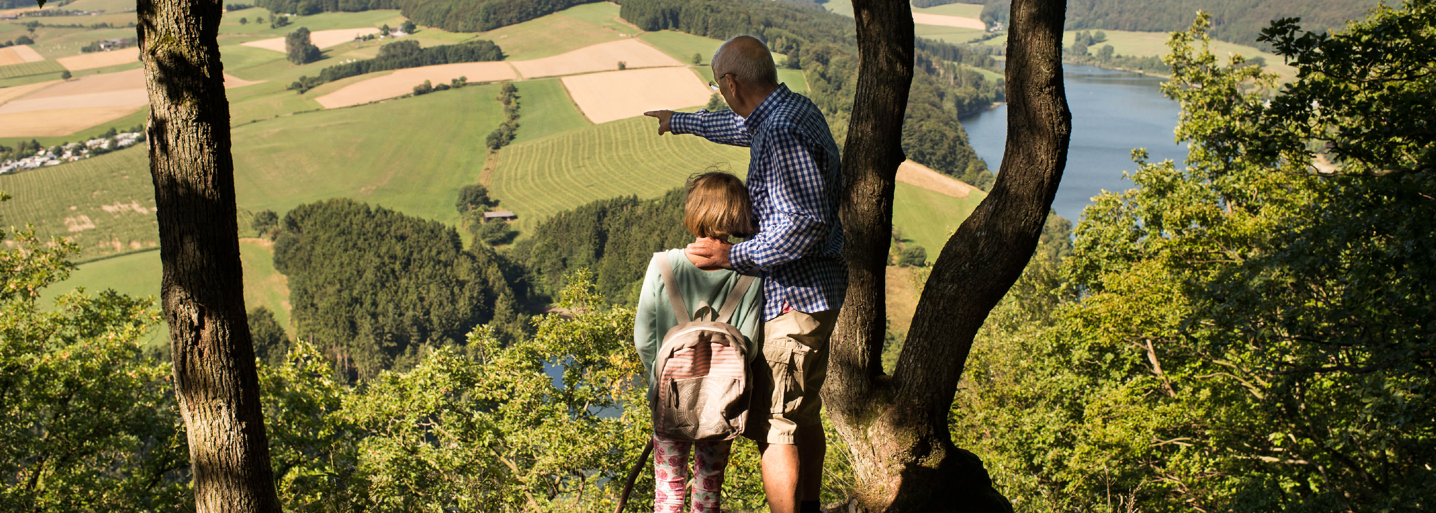Kind und Großvater im Naturpark Diemelsee