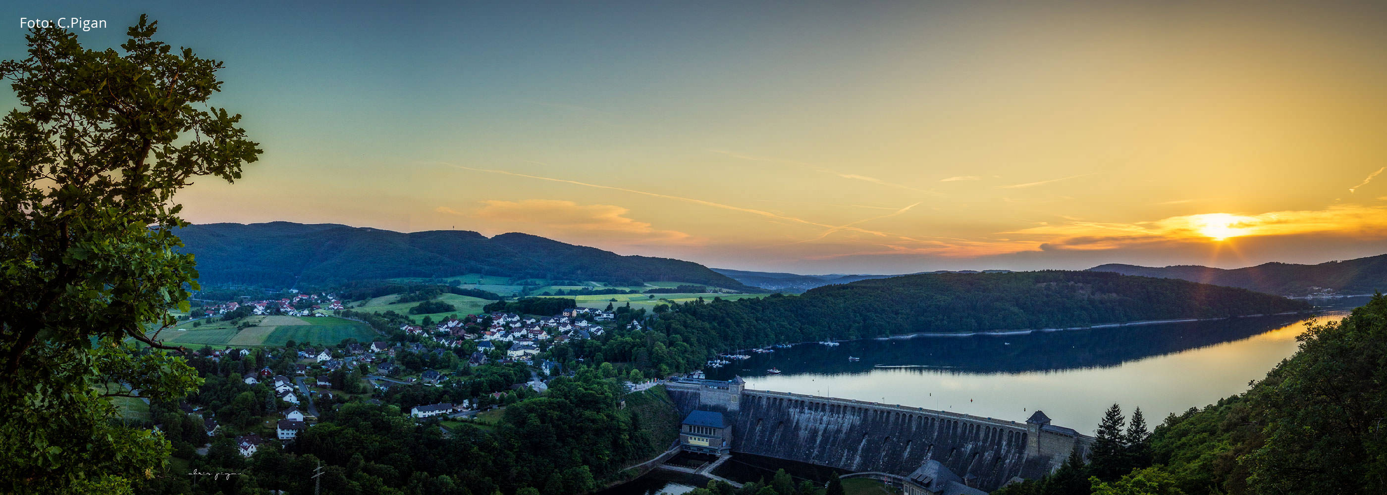 Romantisch Panorama Edersee Dam en Nationaal Park
