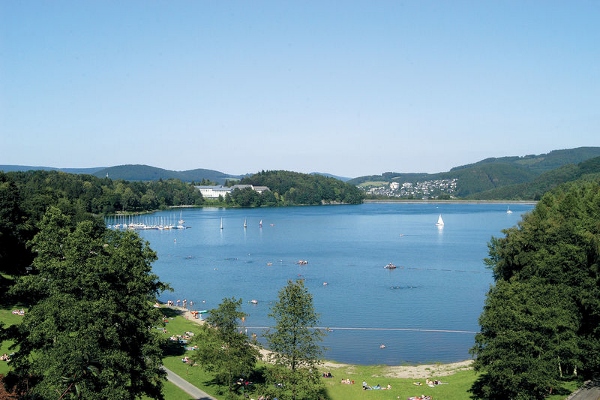 Baden in der Berghäuser Bucht am Hennesee im Sauerland