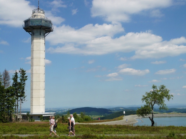 Ettelsbergturm mit Wanderern und Bergsee