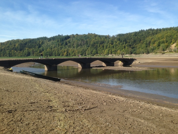 Versunkene Ederbrücke Asel bei Niedrigwasser