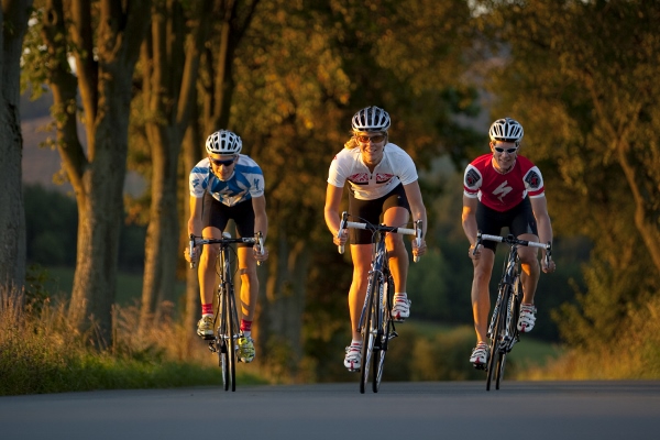 Rennradfahren auf Allee im Sauerland