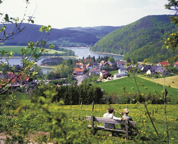 Aussicht auf Heringhausen und Diemelsee Asblick auf Naturpark Diemelsee von Bank oberhalb Heringhausen