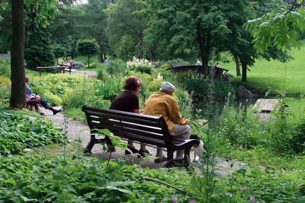 Kurpark Willingen mit Kurgästen