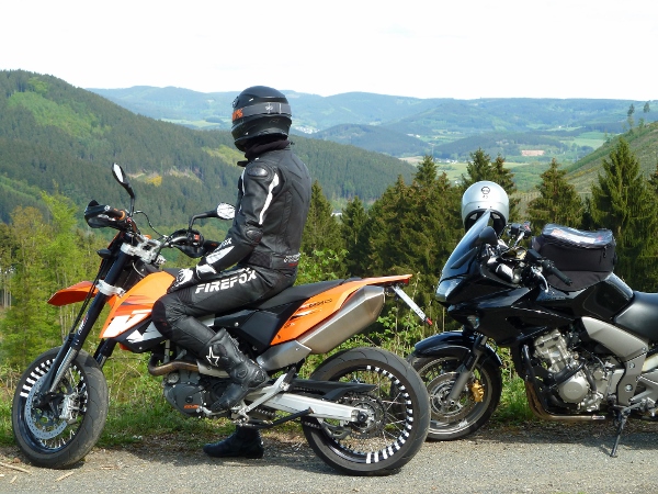 Motorradparadies Sauerland Motorradfahrer vor Sauerlandkulisse