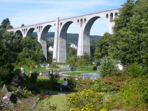 Freizeitwelt Willingen - AbenteuerGolf unterm Viadukt Freizeitwelt Willingen - AbenteuerGolf unterm Viadukt